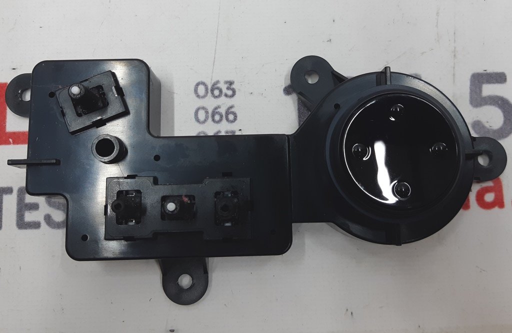 1 Front door RH seat switch assembly Tesla Model S REST, Model X 1049316-00-C